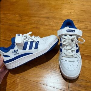 ADIDAS FORUM LOW CL SHOES - blue and white